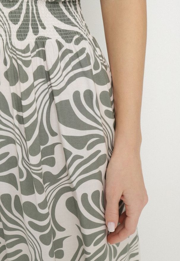 Born2be - Biało-Zielona Sukienka o Kopertowym Fasonie z Falbanką w Kwiatowy Wzór Flormoi. Okazja: na co dzień. Typ kołnierza: kołnierz z falbankami, dekolt kopertowy. Kolor: zielony. Materiał: materiał, jeans. Wzór: kwiaty. Sezon: lato, wiosna. Typ sukienki: kopertowe. Styl: klasyczny, casual