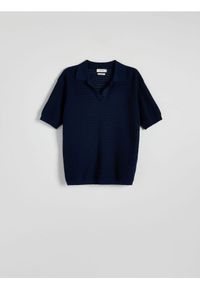 Reserved - Ażurowa koszulka polo z lnem - granatowy. Typ kołnierza: polo. Kolor: niebieski. Materiał: len. Wzór: ażurowy