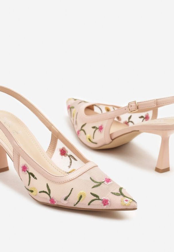 Born2be - Różowe Sandały Slingback na Obcasie Typu Klepsydra Zdobione Haftem Iveltewia. Okazja: na co dzień. Nosek buta: szpiczasty. Zapięcie: pasek. Kolor: różowy. Wzór: aplikacja, haft. Materiał: jeans, materiał. Obcas: na obcasie. Styl: casual. Wysokość obcasa: średni