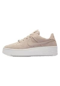 Buty do chodzenia damskie Nike W Air Force 1 Sage. Zapięcie: sznurówki. Kolor: różowy. Materiał: syntetyk, tkanina, skóra, materiał. Szerokość cholewki: normalna. Model: Nike Air Force. Sport: turystyka piesza
