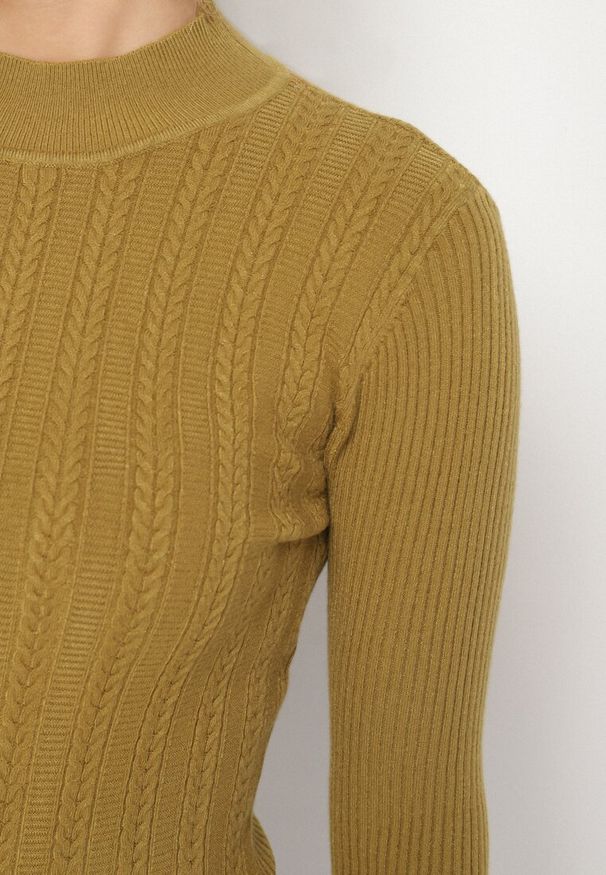 Born2be - Zielony Golf Ozdobiony Tłoczeniem Amilta. Okazja: na co dzień. Typ kołnierza: golf. Kolor: zielony. Materiał: jeans. Wzór: aplikacja. Styl: casual, elegancki