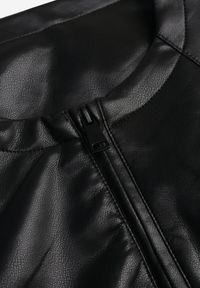 Renee - Czarna Kurtka w Stylu Gładkiej Ramoneski z Dekoltem Crew Neck Issanore. Okazja: na co dzień. Kolor: czarny. Materiał: poliester, skóra. Wzór: gładki. Styl: casual, klasyczny #2