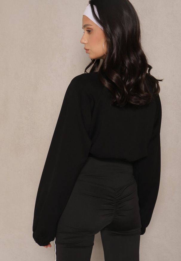 Renee - Czarna Krótka Bluza ze Stójką Benola. Okazja: na co dzień. Typ kołnierza: kołnierzyk stójkowy. Kolor: czarny. Materiał: jeans. Długość: krótkie. Styl: casual, elegancki