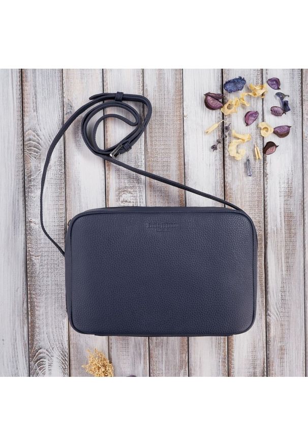 Pudełkowa listonoszka skórzana PAOLO PERUZZI IN-62-DB granatowa. Kolor: niebieski. Sezon: lato. Materiał: skórzane. Styl: elegancki, casual, klasyczny. Rodzaj torebki: na ramię