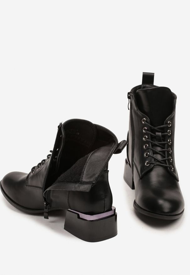 Renee - Czarne Botki Vices na Klocku ze Zdobieniem i Sznurowaną Cholewką Falmirea. Kolor: czarny. Materiał: satyna. Szerokość cholewki: normalna. Wzór: aplikacja. Obcas: na obcasie. Wysokość obcasa: średni