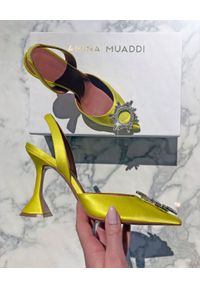 AMINA MUADDI - Żółte sandały na szpilce Begum Sling. Zapięcie: klamry. Kolor: żółty. Materiał: jedwab, satyna. Obcas: na szpilce. Wysokość obcasa: średni #6