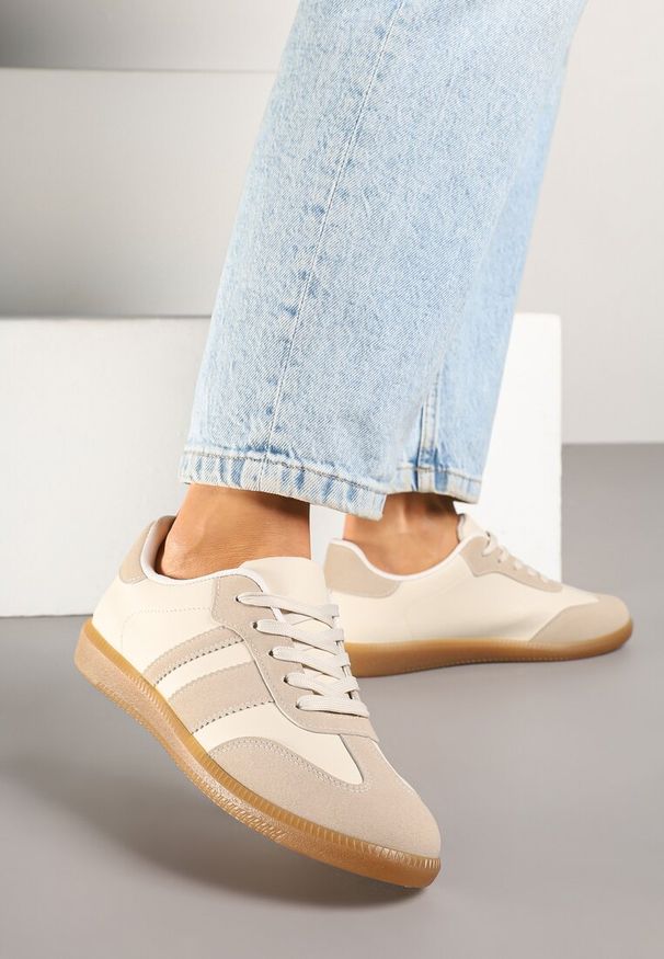 Born2be - Ciemnobeżowe Sneakersy Tenisówki z Ozdobnymi Paskami Danavin. Okazja: na co dzień. Zapięcie: pasek. Kolor: beżowy. Materiał: jeans. Wzór: paski. Obcas: na obcasie. Wysokość obcasa: niski