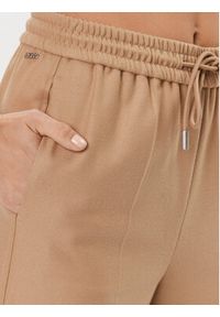 BOSS - Boss Spodnie materiałowe Tavite 50502722 Beżowy Relaxed Fit. Kolor: beżowy. Materiał: syntetyk, materiał