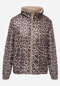 Renee - Ciemnobeżowa Pikowana Kurtka Dwustronna z Motywem Panterki i Naszywką Damike. Kolor: beżowy. Wzór: motyw zwierzęcy, aplikacja. Sezon: wiosna #6