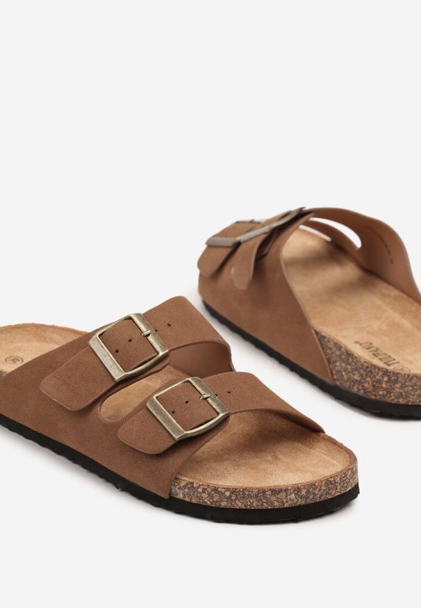 Renee - Brązowe Klapki na Platformie z Korka Ozdobione Klamrą Banoletia. Okazja: na co dzień. Kolor: brązowy. Materiał: jeans. Wzór: aplikacja. Sezon: lato. Obcas: na platformie. Styl: casual