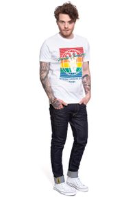 Wrangler - WRANGLER T SHIRT SS GLOBE TEE WHITE W7D9FK989. Kolor: biały. Wzór: nadruk