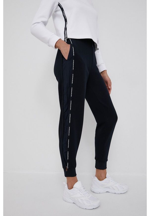 Emporio Armani spodnie damskie kolor granatowy joggery high waist. Stan: podwyższony. Kolor: niebieski