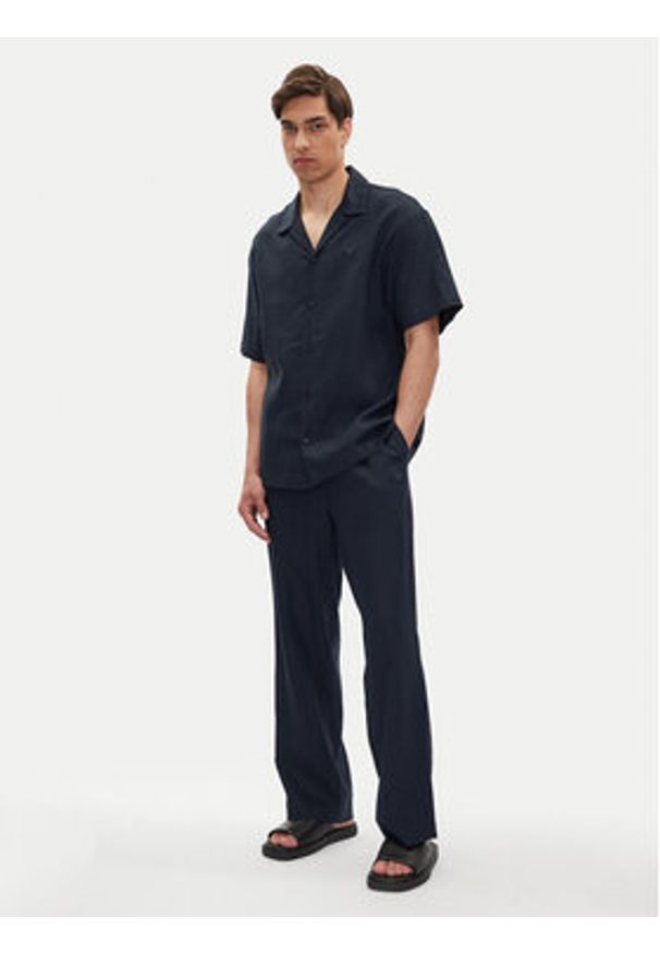 Emporio Armani Spodnie materiałowe EM000586 AF12356 UB102 Granatowy Regular Fit. Kolor: niebieski. Materiał: wiskoza, len