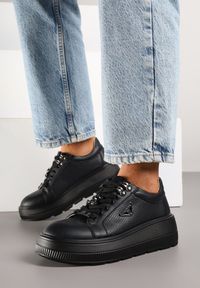 Renee - Czarne Skórzane Sneakersy na Platformie Ozdobione Aplikacją Doliresa. Okazja: na co dzień. Kolor: czarny. Materiał: skóra. Wzór: aplikacja. Obcas: na platformie #4
