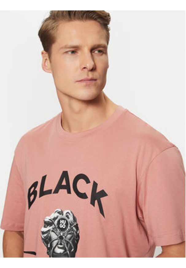 Hugo - HUGO T-Shirt Dostalgi 50530684 Różowy Relaxed Fit. Kolor: różowy. Materiał: bawełna
