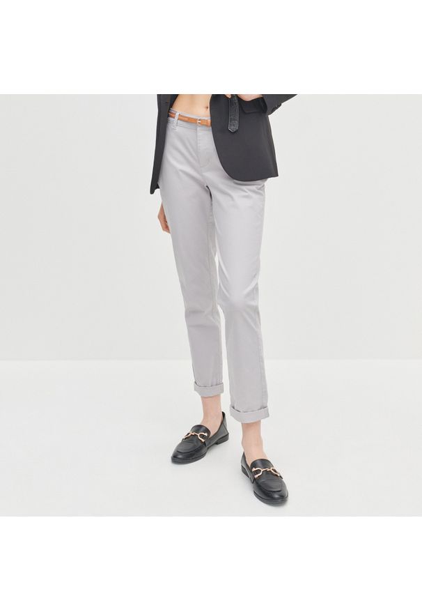 Reserved - Spodnie Chino z paskiem - Jasny szary. Kolor: szary