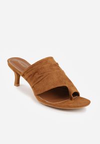 Born2be - Brązowe Klapki Japonki VICES na Kaczuszce z Paskiem na Palec i Marszczeniem Orylle. Okazja: na co dzień, na spacer. Kolor: brązowy. Materiał: satyna. Sezon: lato. Obcas: na szpilce. Styl: casual, klasyczny, elegancki #3
