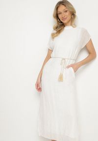 Born2be - Biała Sukienka Pudełkowa Ozdobiona Wiązaniem Napelira. Okazja: na co dzień. Kolor: biały. Materiał: jeans. Wzór: aplikacja. Styl: klasyczny, casual, elegancki #7