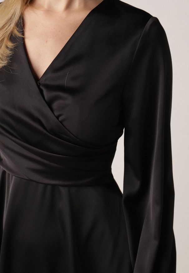 Born2be - Czarna Satynowa Sukienka VICES z Bawełny o Kopertowym Kroju Glanita. Okazja: na randkę, na wesele, na ślub cywilny. Kolor: czarny. Materiał: bawełna, satyna. Typ sukienki: kopertowe. Styl: elegancki, klasyczny