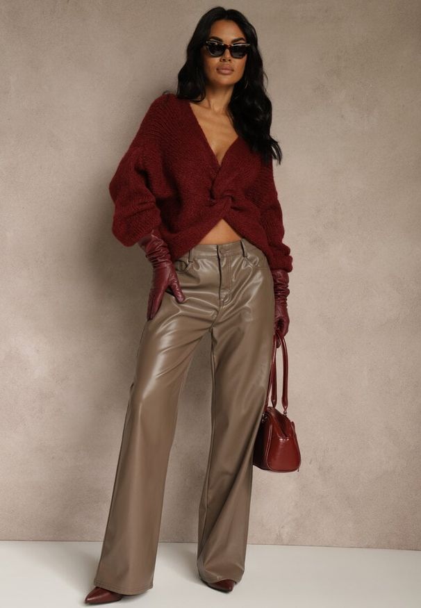 Renee - Bordowy Oversizowy Sweter z Dodatkiem Wełny Zdobiony Węzłem Lawedana. Kolor: czerwony. Materiał: wełna. Wzór: aplikacja