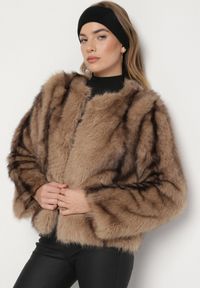 Born2be - Brązowa Kurtka Typu Futerko z Kieszeniami Tulevia. Okazja: na randkę, na co dzień. Kolor: brązowy. Materiał: futro. Długość: krótkie. Styl: klasyczny, casual, elegancki
