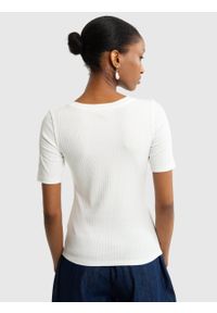 Big-Star - Koszulka damska o kroju slim w prążki biała Astera 100. Kolor: biały. Materiał: jeans, prążkowany, dzianina. Długość rękawa: krótki rękaw. Długość: krótkie. Wzór: prążki. Styl: klasyczny, elegancki