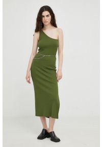 GESTUZ - Gestuz sukienka kolor zielony midi prosta. Okazja: na co dzień. Kolor: zielony. Materiał: bawełna, dzianina. Długość rękawa: na ramiączkach. Wzór: gładki. Typ sukienki: proste. Styl: casual. Długość: midi #3