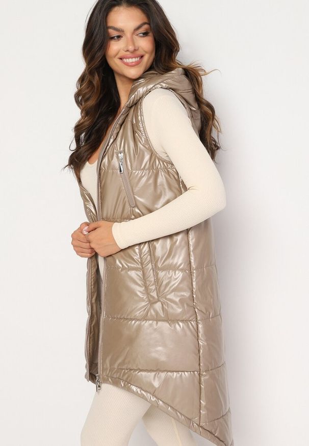 Born2be - Ciemnobeżowa Długa Kamizelka z Kapturem Ozdobiona Imitacją Kieszeni Mavaria. Typ kołnierza: kaptur. Kolor: beżowy. Materiał: jeans. Długość: długie. Wzór: aplikacja. Sezon: wiosna, jesień. Styl: elegancki, sportowy, klasyczny