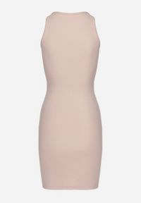 Born2be - Beżowa Bawełniana Sukienka Prążkowana z Ozdobnie Wiązanym Dekoltem Vikimarra. Okazja: na co dzień. Kolor: beżowy. Materiał: prążkowany, bawełna. Długość rękawa: krótki rękaw. Styl: wizytowy, klasyczny, casual, elegancki #6