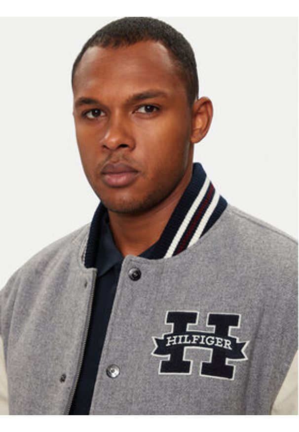 TOMMY HILFIGER - Tommy Hilfiger Kurtka bomber Varsity MW0MW37032 Szary Regular Fit. Kolor: szary. Materiał: wełna