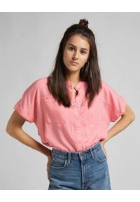 Lee - LEE CAP SLEEVE SHIRT DAMSKA KOSZULA KRÓTKI RĘKAW CHERRY BLOSSOM L46FZBQJ 112110920. Długość rękawa: krótki rękaw. Długość: krótkie
