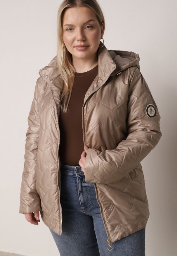 Born2be - Ciemnobeżowa Pikowana Kurtka Przejściowa o Prostym Kroju z Kapturem Vimoris. Okazja: na co dzień, na spacer. Typ kołnierza: kaptur. Kolekcja: plus size. Kolor: beżowy. Materiał: jeans, poliester. Styl: elegancki, casual