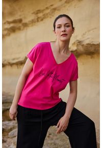 MOODO - T-shirt z nadrukiem fuksjowy. Materiał: bawełna. Wzór: nadruk #1