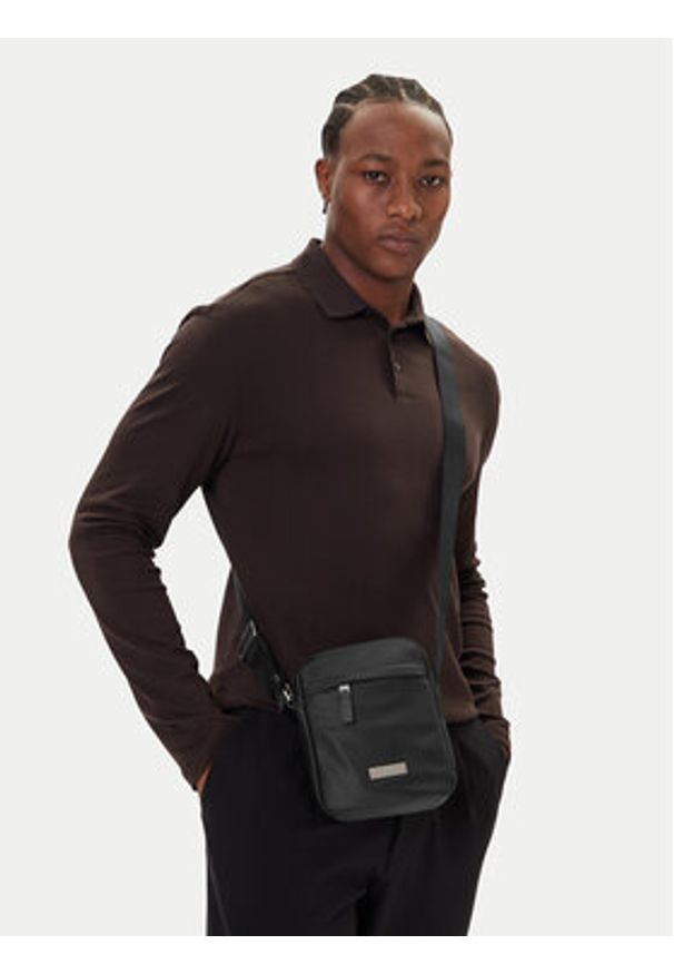 Calvin Klein Saszetka Sleek Reporter LV04D3180G Czarny. Kolor: czarny. Materiał: materiał