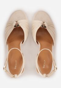 Renee - Beżowe Sandały VICES na Szpilce Zdobione Marszczeniem i Aplikacją Synalirea. Zapięcie: pasek. Kolor: beżowy. Wzór: aplikacja. Obcas: na szpilce. Styl: klasyczny, elegancki #6