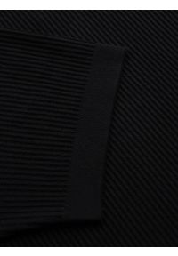Ombre Clothing - Męska koszulka polo bez guzików z otwartym kołnierzykiem – czarna V2. Typ kołnierza: polo. Kolor: czarny. Materiał: wiskoza, prążkowany, dzianina, elastan, nylon. Styl: klasyczny, elegancki #5