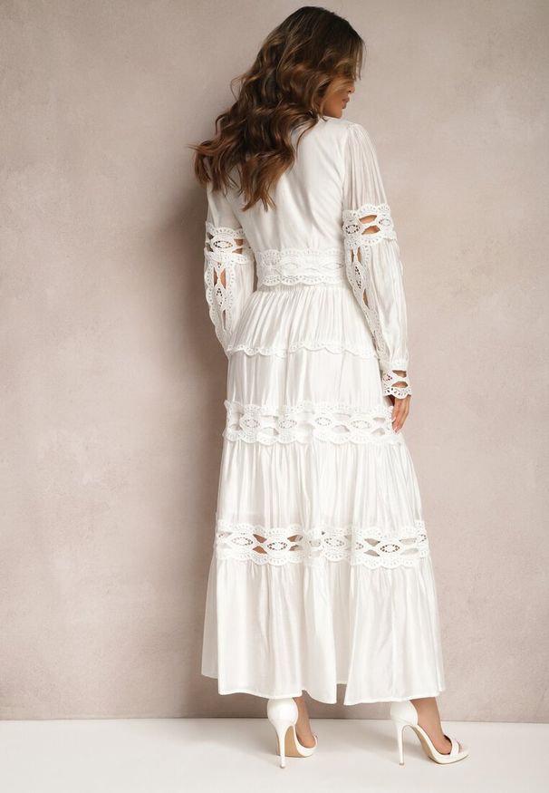 Renee - Biały Ażurowy Komplet z Wiskozy Rozkloszowana Spódnica i Bluzka ze Stójką Cassindra. Kolor: biały. Materiał: wiskoza. Wzór: ażurowy