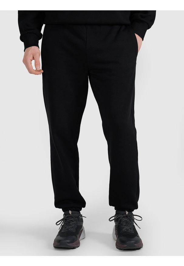 4f - 4F Spodnie dresowe joggery uniseks - czarne XS. Kolor: czarny. Materiał: dresówka. Wzór: ze splotem, gładki