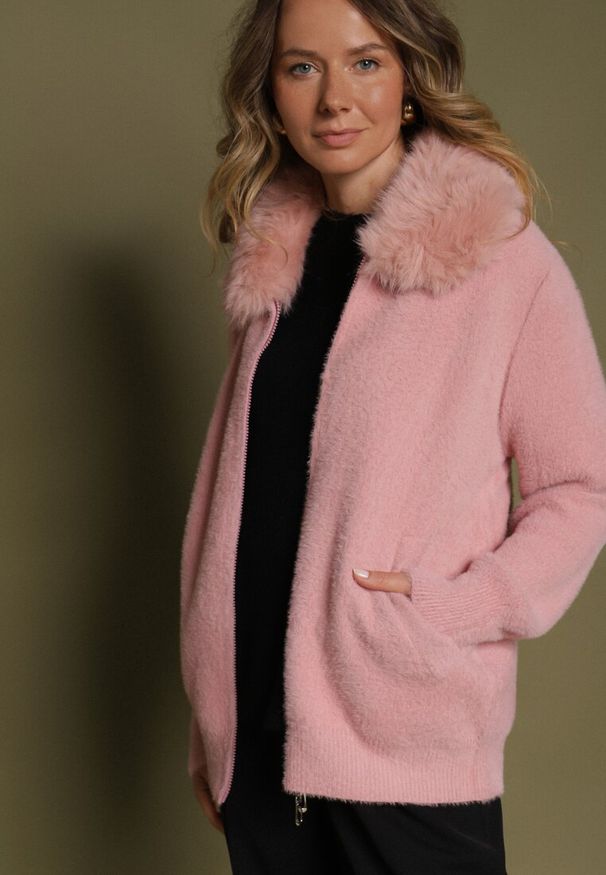 Born2be - Różowy Kardigan z Wełną z Futrzanym Kołnierzem Zapinany na Suwak Sistte. Okazja: na co dzień. Kolor: różowy. Materiał: wełna, futro. Długość rękawa: długi rękaw. Długość: długie. Styl: casual
