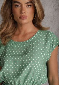 Renee - Zielona Rozkloszowana Sukienka Retro z Wiskozy w Groszki Tetia. Kolor: zielony. Materiał: wiskoza. Długość rękawa: krótki rękaw. Wzór: grochy. Typ sukienki: rozkloszowane. Styl: retro #2