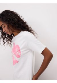 Reserved - T-shirt z nadrukiem - biały. Kolor: biały. Materiał: dzianina, bawełna. Wzór: nadruk