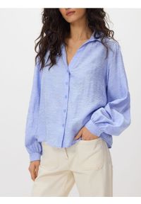 Reserved - Koszula z haftowanym wzorem - jasnoniebieski. Kolor: niebieski. Materiał: tkanina, wiskoza. Wzór: haft #1