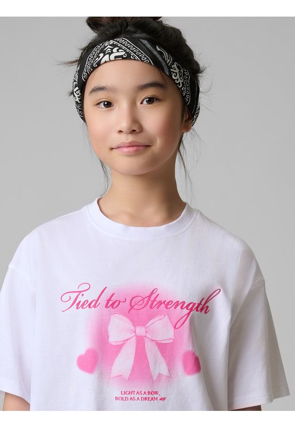 4f - 4F T-shirt loose z nadrukiem dziewczęcy - biały 134/140 (8-10 lat). Okazja: na co dzień, na uczelnię. Kolor: biały. Materiał: materiał, bawełna, jeans. Wzór: nadruk. Sezon: lato. Styl: casual, sportowy