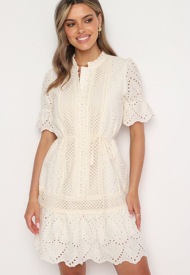 Born2be - Jasnobeżowa Bawełniana Ażurowa Sukienka w Stylu Boho z Falbanką i Paskiem Nelisse. Okazja: na co dzień. Typ kołnierza: kołnierz z falbankami. Kolor: beżowy. Materiał: bawełna. Wzór: ażurowy. Sezon: lato, wiosna. Styl: boho