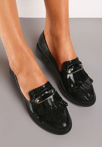 Born2be - Czarne Mokasyny z Lakierowanej Ekoskóry Ozdobione Metaliczną Wstawką i Frędzlami Calatres. Kolor: czarny. Materiał: lakier. Wzór: aplikacja #7