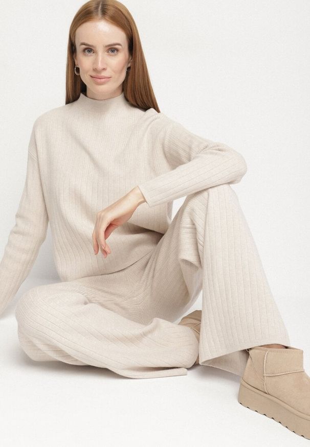Born2be - Jasnobeżowy Prążkowany Komplet Dzianinowy Szerokie Spodnie i Sweter z Półgolfem Fenitiva. Kolor: beżowy. Materiał: dzianina, prążkowany
