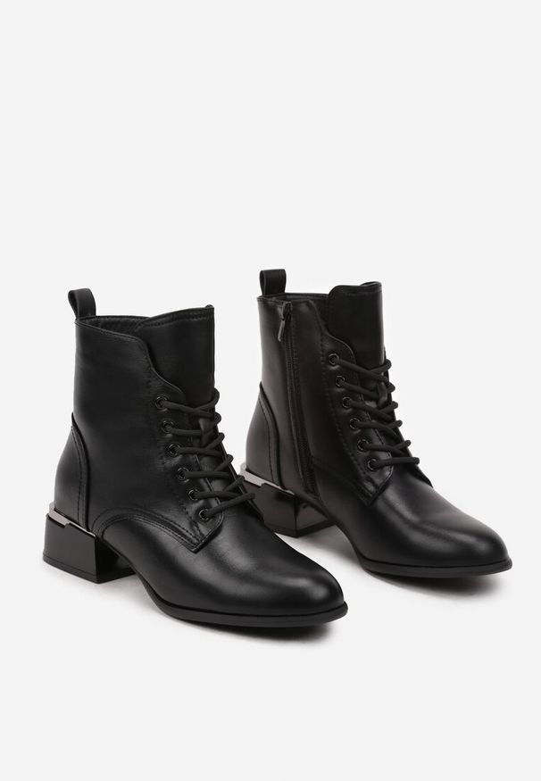 Renee - Czarne Botki na Słupku z Metaliczną Ozdobą przy Obcasie Iriva. Okazja: na co dzień. Kolor: czarny. Materiał: jeans. Wzór: aplikacja. Obcas: na obcasie. Styl: casual, elegancki. Wysokość obcasa: średni