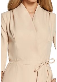 Sukienki.shop - Sukienka trapezowa kopertowa z paskiem i kieszeniami beżowa. Okazja: na co dzień, na spotkanie biznesowe, do pracy. Typ kołnierza: dekolt w kształcie V, dekolt kopertowy. Kolor: beżowy. Wzór: gładki. Typ sukienki: kopertowe, trapezowe. Materiał: tkanina, elastan. Sezon: wiosna, jesień, lato. Styl: casual, biznesowy, elegancki, klasyczny. Długość: midi #3