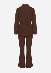Renee - Brązowy Komplet o Garniturowym Kroju z Marynarką z Wiązaniem i Spodniami Falestra. Kolor: brązowy #4