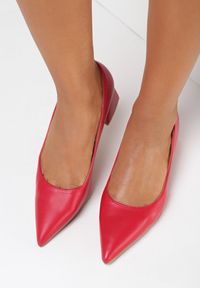 Born2be - Czerwone Czółenka Kydiore. Wysokość cholewki: przed kostkę. Nosek buta: szpiczasty. Kolor: czerwony. Szerokość cholewki: normalna. Wzór: jednolity, gładki. Obcas: na obcasie. Styl: klasyczny, elegancki. Wysokość obcasa: średni #3